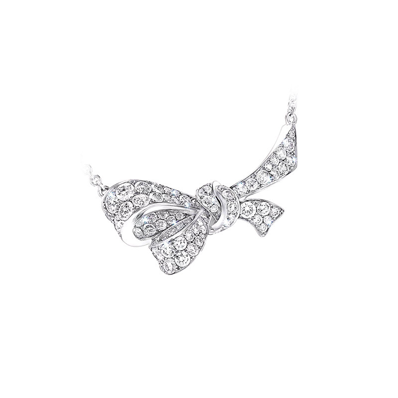 Bow-Inspired Diamond pendant