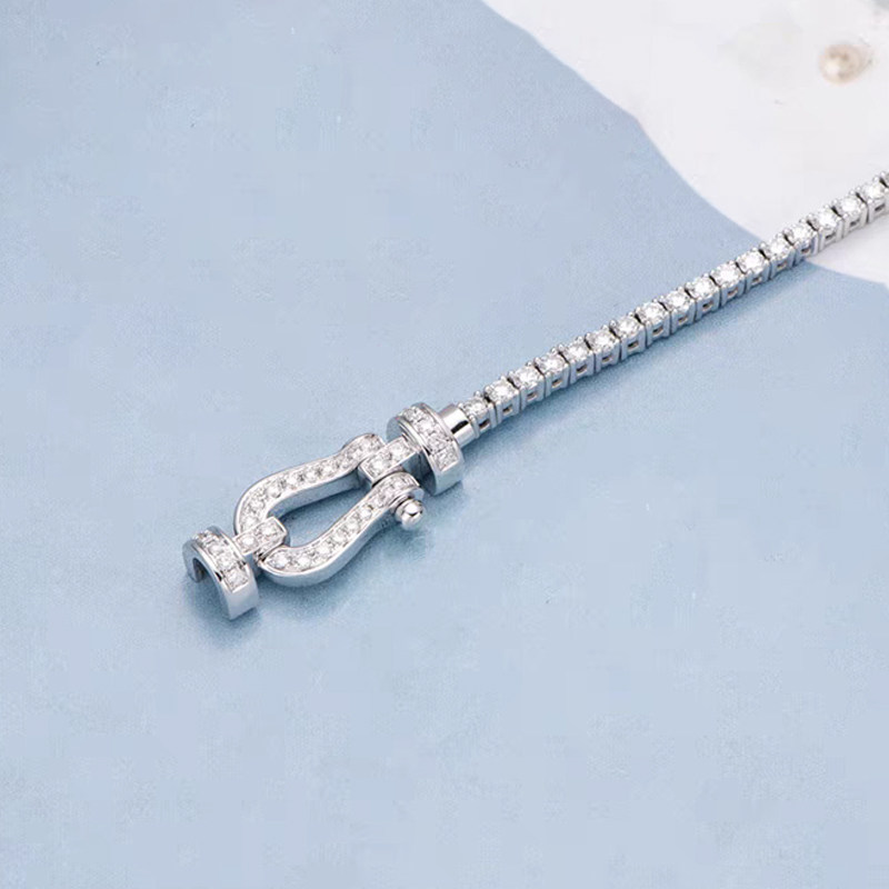 pave Shackle Clasp details