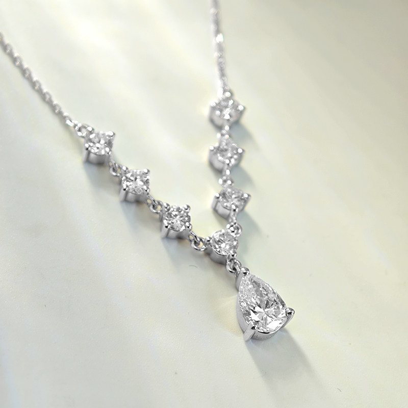 Pear Cut Main Stone Pendant & 7 Round Side Diamonds Vintage Necklace details