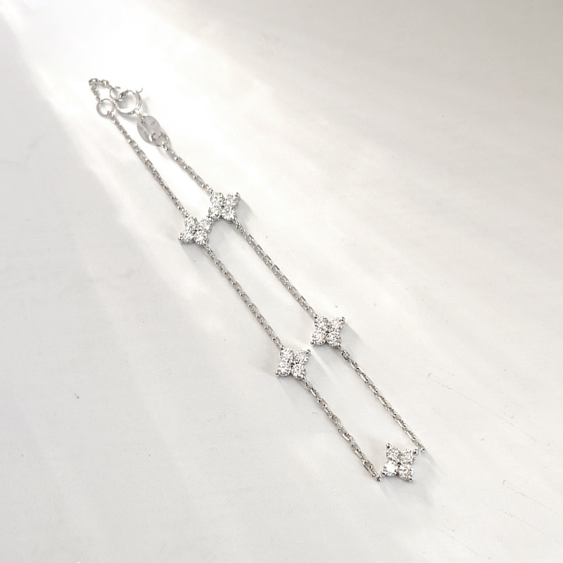 5 Alternating Round Cut 4-Leaf Clovers Lab Grown Diamond Bracelet in a line