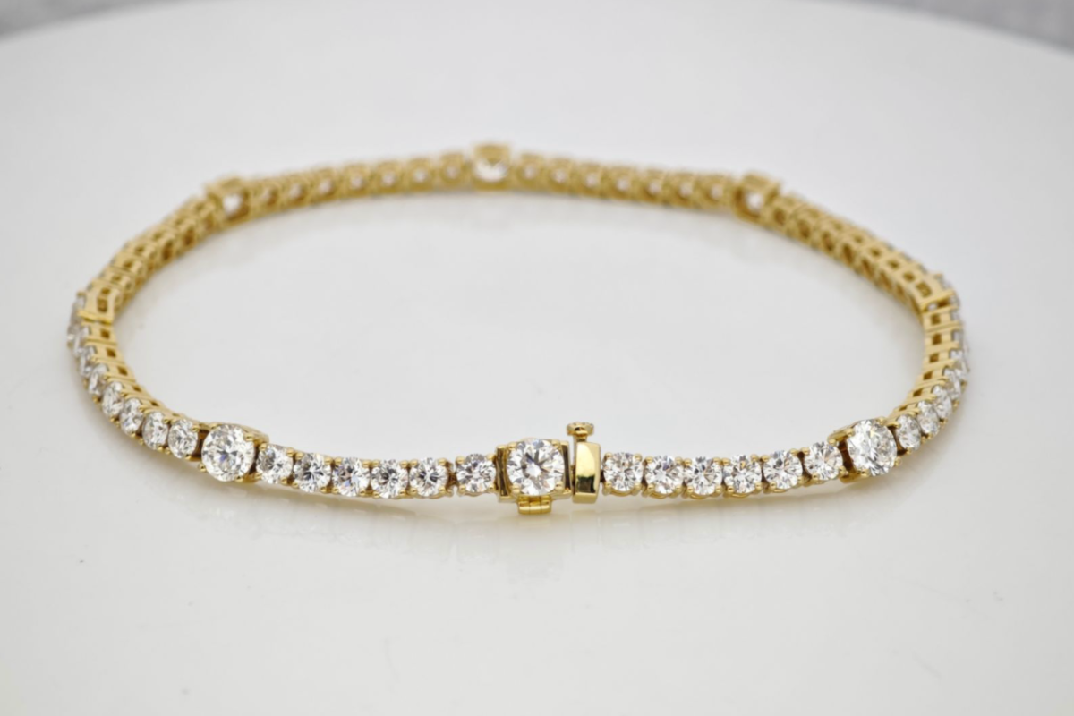 Graduated Accent Round Synthetic Diamond Luxe Classic Tennis Bracelet