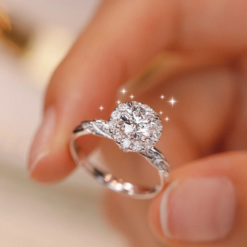 Round Cut Main Stone Floral Halo Diamond Ring With Leaf Shoulder Band