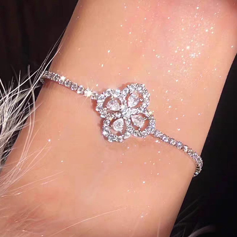 Four-Leaf CLover Frame Pave Bracelet With Tennis Chain in White Gold wear effect