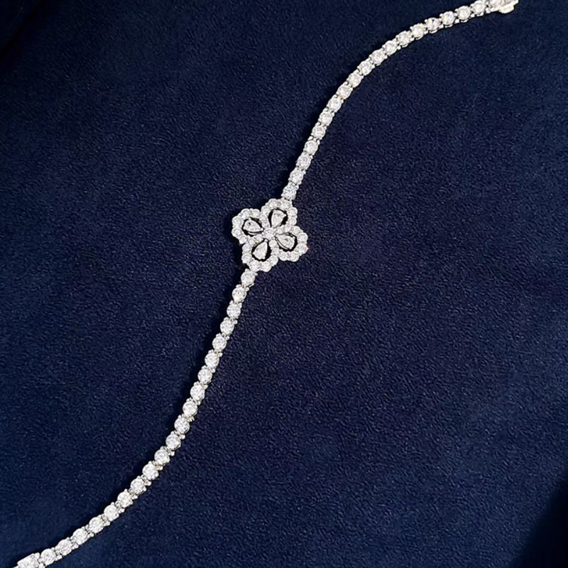 Four-Leaf CLover Frame Pave Bracelet With Tennis Chain in White Gold