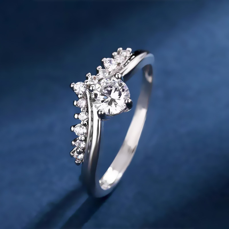 4 Prong Round Cut Main Stone With V-Shaped Curved Side Pave Band